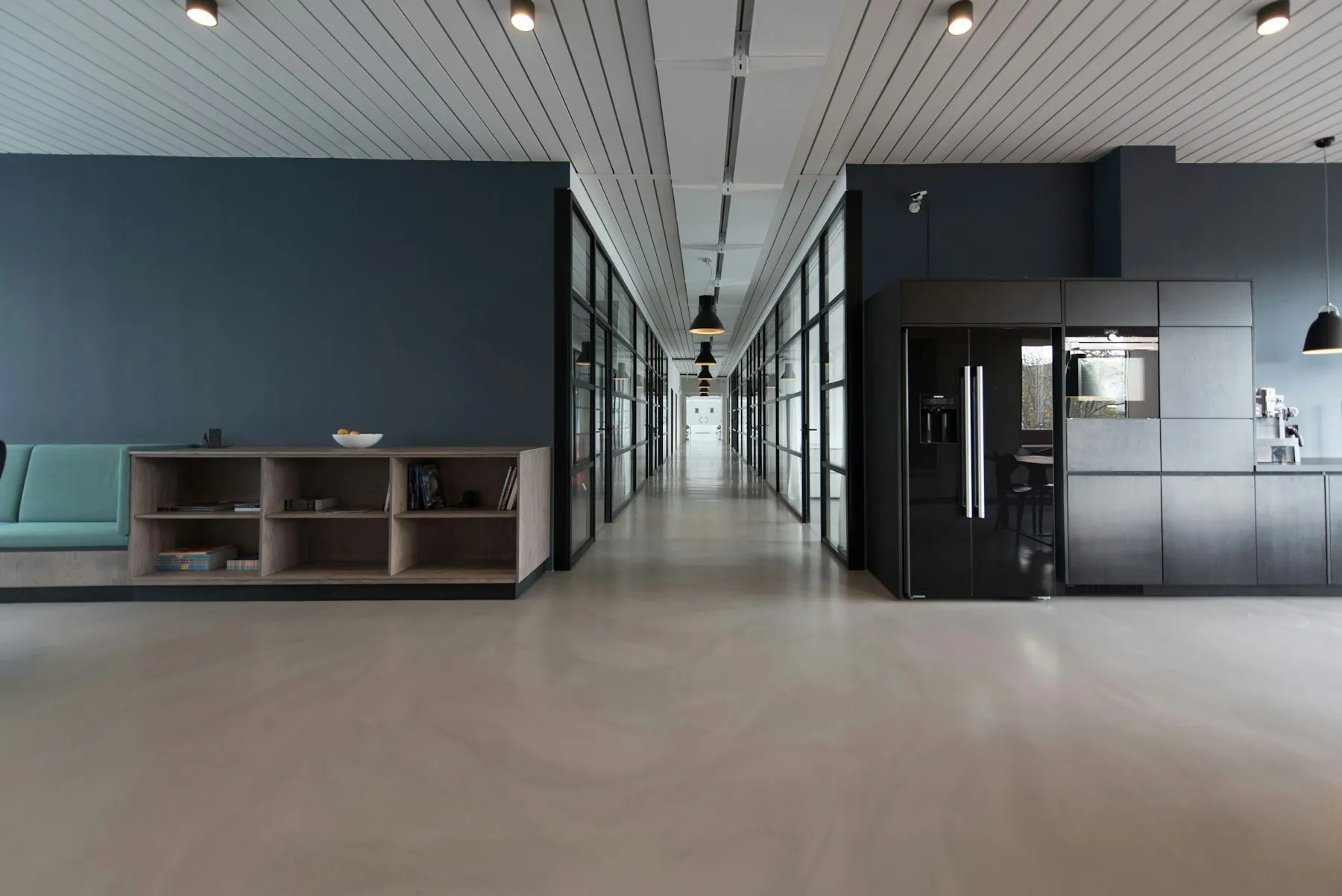 Modernes, ruhig gestaltetes Büro-Interieur